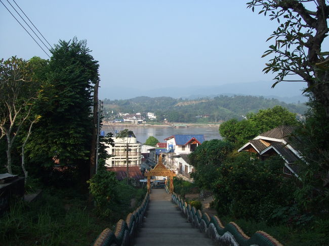 上から見下ろすと、向こうに少しだけメコン川が見えます。