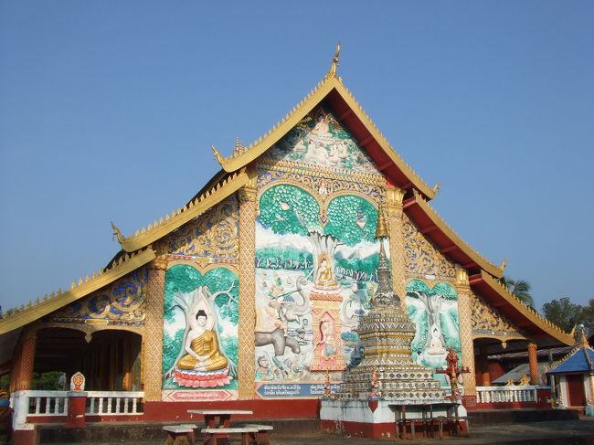 ガイドブックによると、ここは"Wat Jome Khao Manirlat"っていうお寺だそうです。