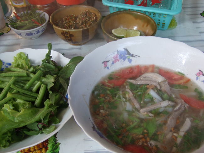 朝ごはんは食堂で麺を食べました。野菜がたっぷり付いてました♪