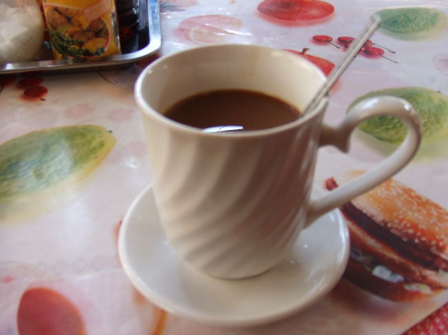 9時に昨日のレストラン集合なので、ちょっと早めにチェックアウト(宿泊代40,000k）してレストランでちょっと優雅にコーヒータイムしちゃいました♪