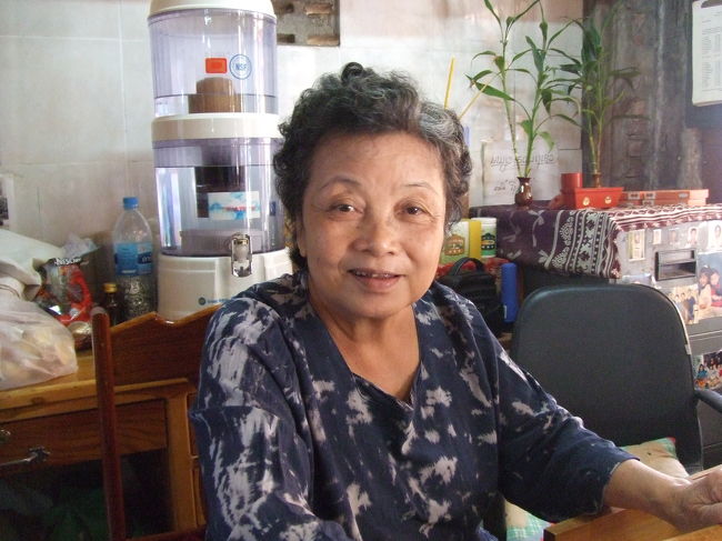 9時ちょい前、2人もやって来ておばちゃんの注意事項を聞きました。モチロン英語ね（^^;A）<br />このレストランの上はゲストハウスになってて、その系列のゲストハウス同士を結ぶってカンジのバスだそうです。<br />ついでに余ったkipをバーツに両替してもらえました♪<br /><br />今度こそホントにラオスとお別れです。<br />のどかで、たくさんのいい人達に出会えました☆