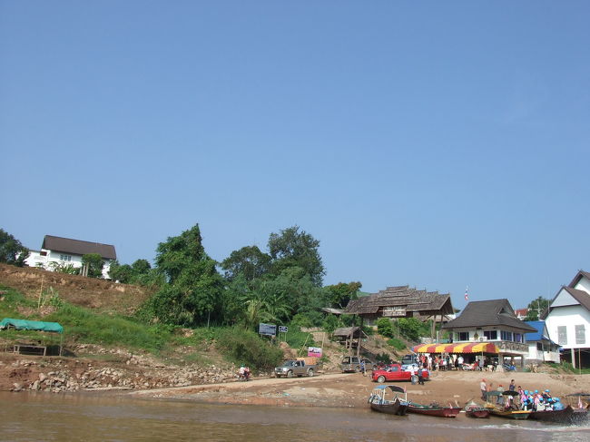 舟は5分位ですかね。反対側は、もうタイです。チェンコンという小さな町に入ります。