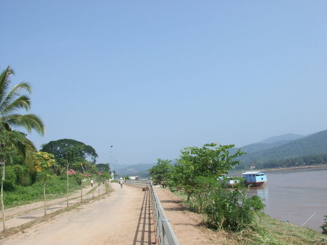 メコン川に沿って、キレイに整備された堤防が続いていますね。