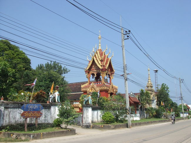 今度は川と反対側の大通りへ出てみました。すぐそこにはお寺がありました。ほんとに至る所にお寺がありますね〜！<br />周りには、商店があったり、レストランがあったり。レストランの前を通ったら、店員ぽい兄ちゃんに『飲んでかない〜？』って声かけられました(笑)