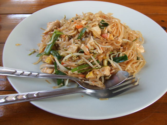 結局、1時間以上待って11時半くらいにマイクロバスは出発しました。<br />車内は荷物と旅人できゅうきゅう状態です（＞＜）<br />なんと昨日スピードボートで一緒だった女の子達も同じバスでした。<br /><br />なかなかお昼休憩もありません。お腹空いたな〜。。。と思ってたら、14時過ぎにようやくお昼！！！<br />パッタイを食べました〜♪