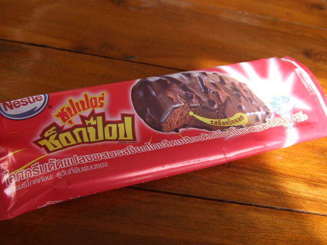 デザートにアイスも購入☆<br />棒アイスだったんだけど、食べ終わった後の棒に、タイ語でなんか書かれてました。もしかして"アタリ"だったのかな？？？<br />読めないからわからなかったけど。