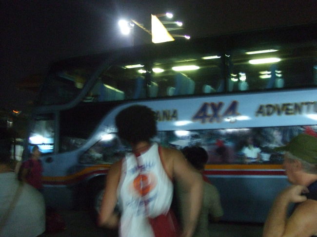 もうあたりは真っ暗ですね。これから夜行バスでバンコクへ向います。