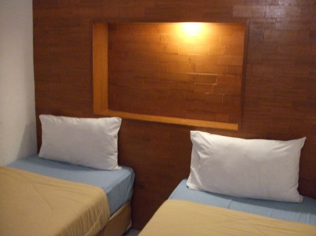 降ろされた場所がイマイチどこかわからず。。。でもそこの宿の名前にカオサンって書いてあるからカオサン通りが近いハズ〜！って思い、とりあえず歩いてみることに。でもどうやら反対に向って歩いてたらしくなかなかカオサンが見つからない。。。荷物も重いしどうしよう。。。と、うろうろしてたらおばちゃんに話しかけられました。カオサン通りに行きたいって伝えると、なんと連れて行ってくれました♪話を聞くとこのおばちゃんはカオサンからちょっと離れたチャオプラヤ川の近くのG.H."Happy House"ってトコで働いているらしく、そこを紹介してもらうことにしました。<br />午前中だけの利用だったけど、シャワー浴びたかったし荷物整理したかったからチェックインしちゃいました。<br />シングルルームが空いてなくて、ツインだったからちょっと高くなっちゃったけどエアコン付いてたし、おばちゃんイイ人だったし、ま、いっか。