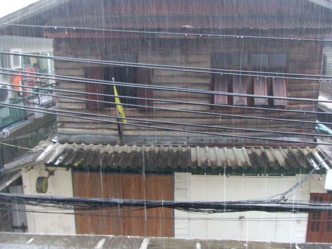 シャワー浴びて、荷物も整理して、さあ出かけよっか〜♪と思って廊下の窓から外を見てみると・・・・・。<br />うああああ、雨だ！しかも豪雨だ！！！