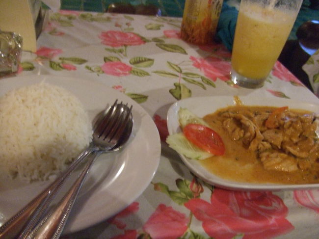 一旦部屋に戻ってスニーカーからサンダルに履き替えてフロントに下りてみました。すると、スタッフのお兄ちゃんに話しかけられ『バンコク着いて一日目にこんな雨に降られてかわいそうに』だって（＾＾；）<br />心配してくれてありがとう☆<br />しばらく止みそうにないので、折りたたみ傘をさして思い切って外に出てみました。<br />いや〜、でも物凄い雨です。思わず近くのレストランに入っちゃいました。雨宿りついでに朝ごはんだ〜！<br />ってことで、レッドカレーとフルーツシェイクを頼みました♪