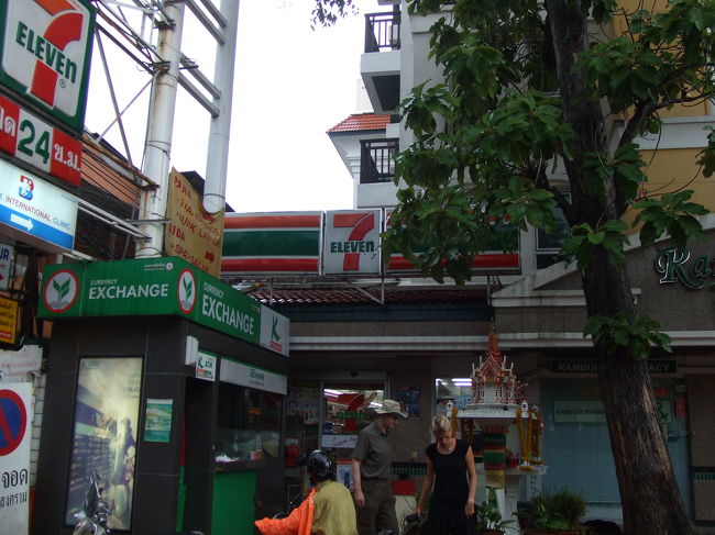 ご飯食べてたら、ようやく雨も小降りになってきました。そろそろ行けるかな？ってことで散策に出発しました。<br />どうでもいいけどこのあたり、セブンイレブンって至る所にありますね。