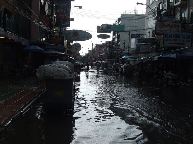 ここはカオサン通りです。あの１〜２時間の雨で、道路がこんなに水浸し！深いところはヒザちょっと下くらいまでありました。ざぶざぶやって進みました。