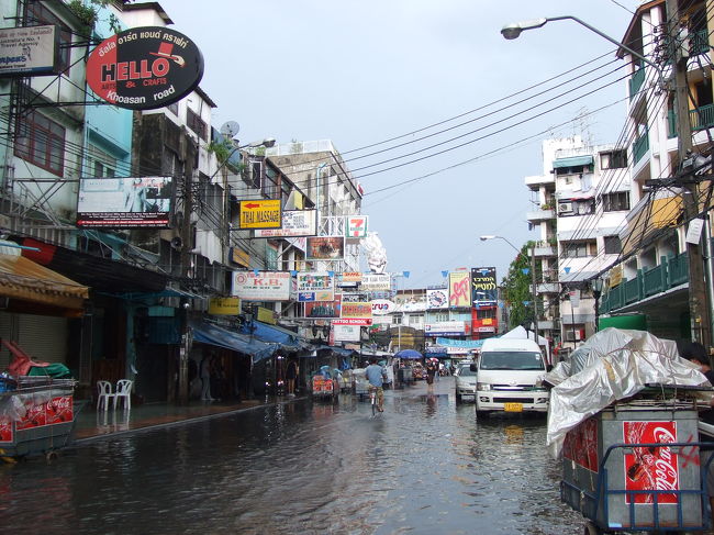 朝の9時くらい。周囲の店では、水を外に掃いて開店の準備を始めてました。