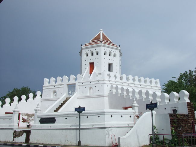 まだ開店準備中のカオサン通りをそのまま通り抜け、北に向ってプラスメン通りに入り、ぷらぷらと周辺を一周してみました。