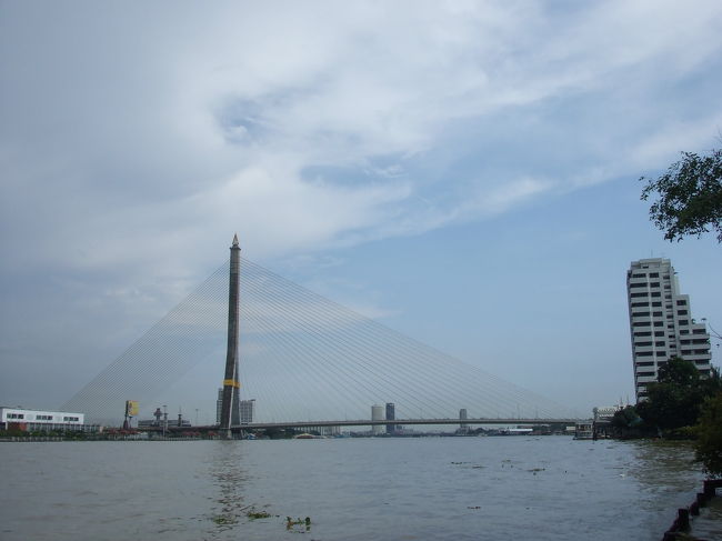 チャオプラヤ川っす〜。<br />一周すると、またカオサン通りへ。ちょっとずつ店も開いてきてました。<br />日本人経営のＡ＆Ｒトラベルへ行き、空港までのチケットを購入(130Bだったかな？）しました。<br />やっぱ日本語で話せると、いろいろ細かく聞けていいっすわ〜（＾0＾）