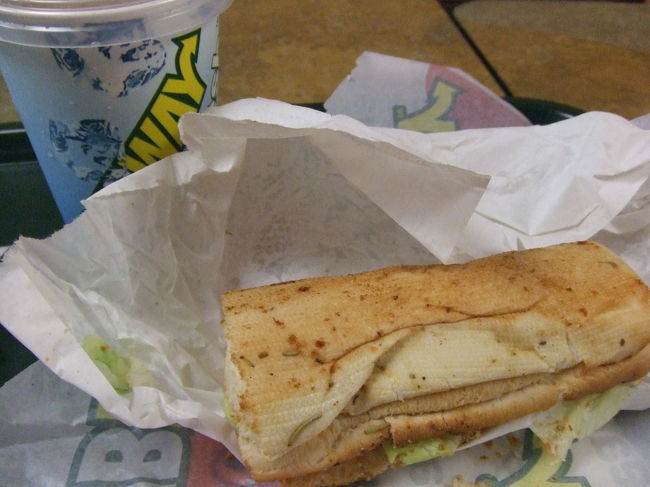 お昼ごはんは、SUBWAYに。