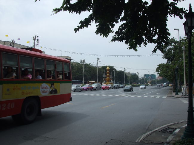 これから王宮の方へ向います。<br />と、途中でお腹が痛くなってきました！！！やばい、朝から調子に乗って冷たいもの食べ過ぎたようです（＞＜；）なはは。。。<br />王宮の前でハトにエサをあげていた女の子に、エサあげないかい？って言われたけど、それどころじゃなく。トイレトイレ、どこかトイレない？？？って必死で訴えると、近くのお寺のトイレに連れて行ってくれました（´д｀）=3ハァ、ありがとう。