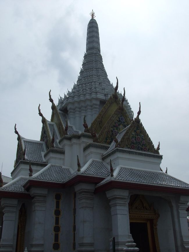 王宮の目の前のお寺。"ワット・ラチャプラディット"っていうみたいですね。