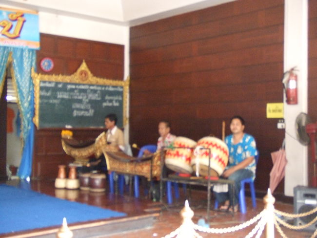 お寺では、演奏してました。