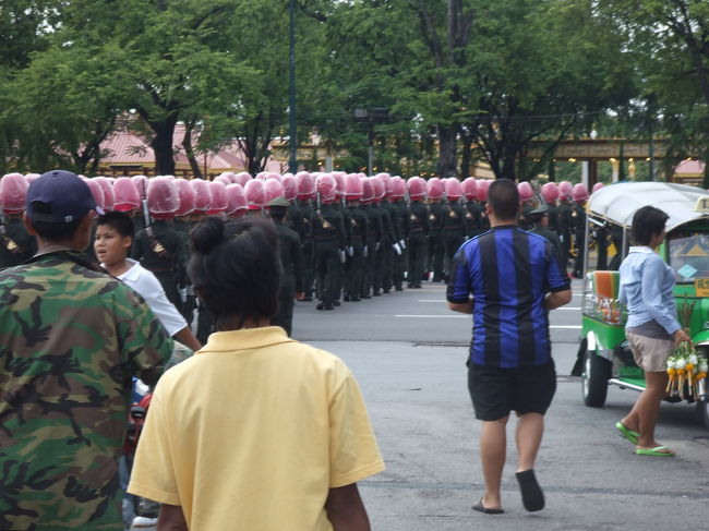 また王宮の方へ戻ってくると、兵隊さんの行列が。
