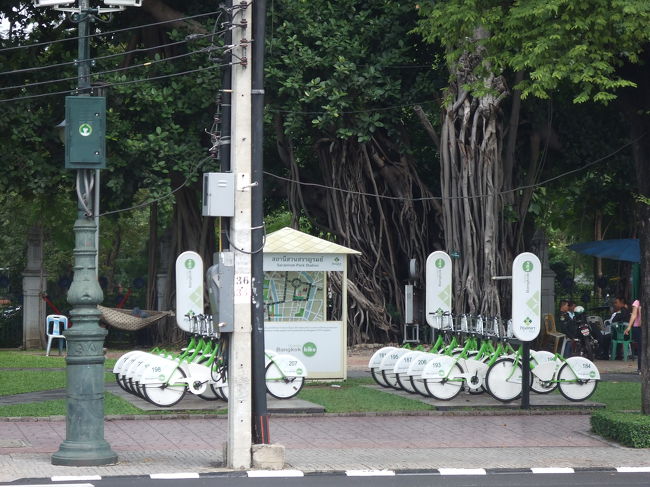次はワット･ポーへ行こう〜！<br />途中に、レンタサイクル場がありました。キレイな自転車ですね☆