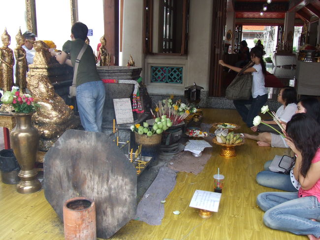 ワット･ポーの中ではたくさんの人がお参りしてました。