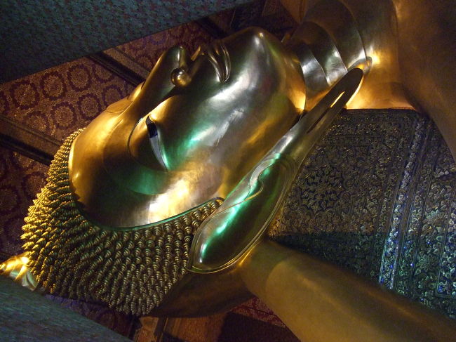 入場料(50Bだったかな？)を払って中へ入ると、さっそく涅槃仏の建物へ。<br />靴を脱いで中へ入ると、建物いっぱいにせま苦しそうに涅槃仏が横たわっていました。<br />それにしてもキンキラキンでおっきいですね〜！！