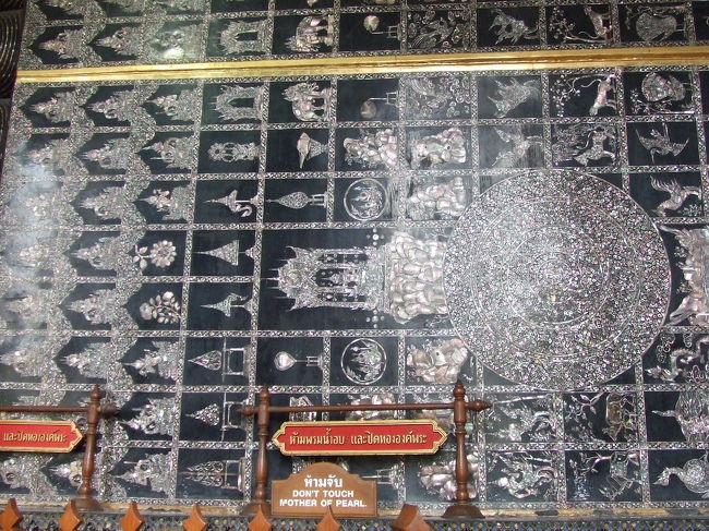 そして足の裏。細かい模様がぎっしりほどこされてました。