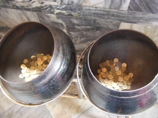 涅槃仏の周りには、壁沿いにこんな壷みたいなのが並べられてて、たぶん地元の人達は小銭をひとつひとつに入れて歩いてました。