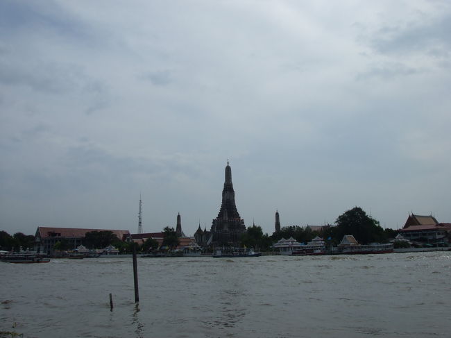 さてさて、次は"ワット･アルン"へ！<br />ワット･ポーの裏の方にある"ターティエン船着場"で3.5B支払って渡し舟に乗りました。向こう岸のワット･アルンまで乗っけてくれます。