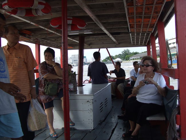 渡し舟の中です。渡し舟のワリには結構大きい船ですよ。