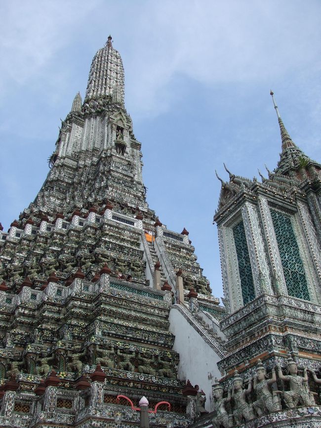 舟をおり、ちょっと歩くと入口に到着です。入場料(50B)を払って中へ。<br />立派です〜！他のお寺みたいにキンキラキンではないけれど、装飾が細かくてすごいです！<br />写真の真ん中アタリにオレンジ色見えるのが解りますかね〜？そこまで登れます。