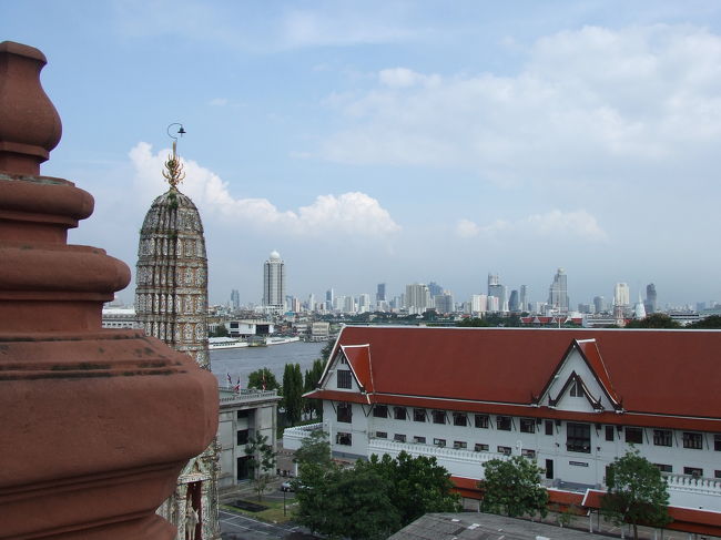 上に登ってみました。結構急な階段です！アンコール遺跡を思い出しました〜☆<br />なかなかいい眺めっす！