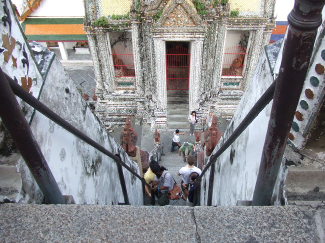 上から見下ろすと、こんなカンジ。結構下りるの恐いです。。。