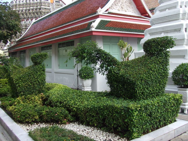 鳥の形の植え込みですかね。