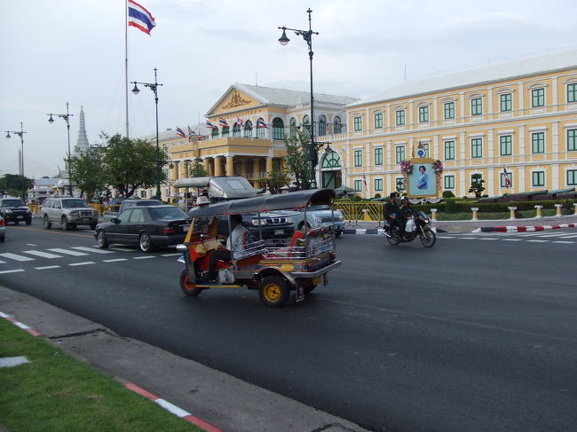 さて、そろそろ夕方です。カオサンの方へ戻りましょう〜。