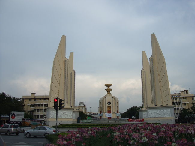 ちょっと遠回りして、民主記念塔まで歩いてみました。