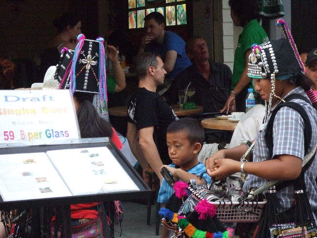 夕方のカオサン通りはかなりの賑わいぶりです。竹下通りみたい〜！