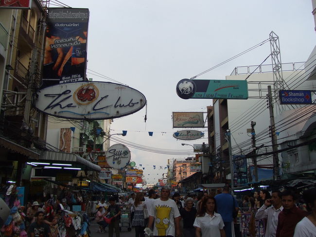 たくさんのお店が出ています。アクセサリーや服や屋台などなど。時間までちょっと買い物しなきゃ♪