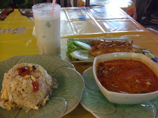 夕飯は、Ａ＆Ｒトラベルがあるバイヨンビルの向かいのレストランへ。<br />旅の締めくくりに、ちょっと豪華にセットを注文しました♪トムヤムクンと焼き鳥風と揚げ春巻きとフライドライスとフルーツシェイク！！<br />とっても美味しかったです〜☆