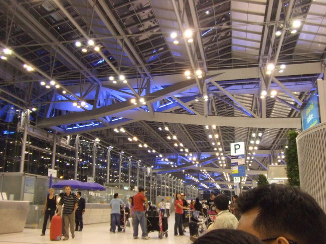 真新しいマイクロバスで空港へ。たぶん高速道路を走ったと思います。空港への景色は、とても都会でした！バンコクは東京とそんなに変わらないような気がしました。栄えてますね〜。