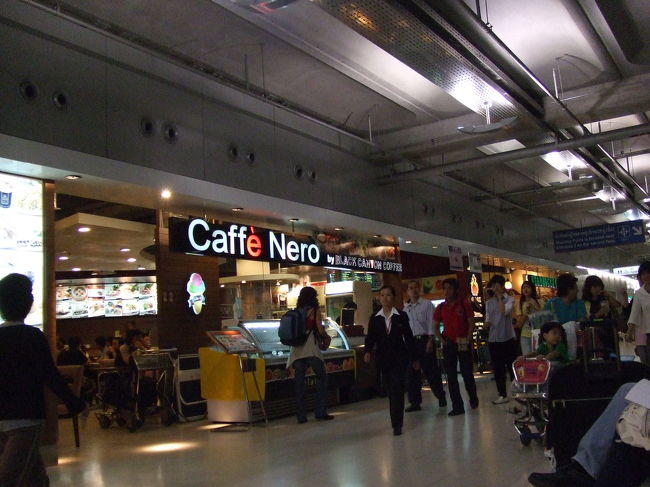 さて、飛行機は翌日の6時出発です（＾＾；）<br />またまたかなり時間があるのですね〜。ヒマヒマすぎです。ここは出発ロビーの一つ下の階(3階)のレストランフロアです。