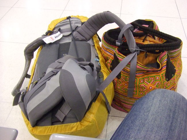 最終日に、この荷物になりました。（と、もう一つ貴重品町歩き用斜めバッグを自分で持っています）<br />40Lのバックパックと、旅の途中ラオスで買ったバックが増えました。（←お土産とかが入ってます）