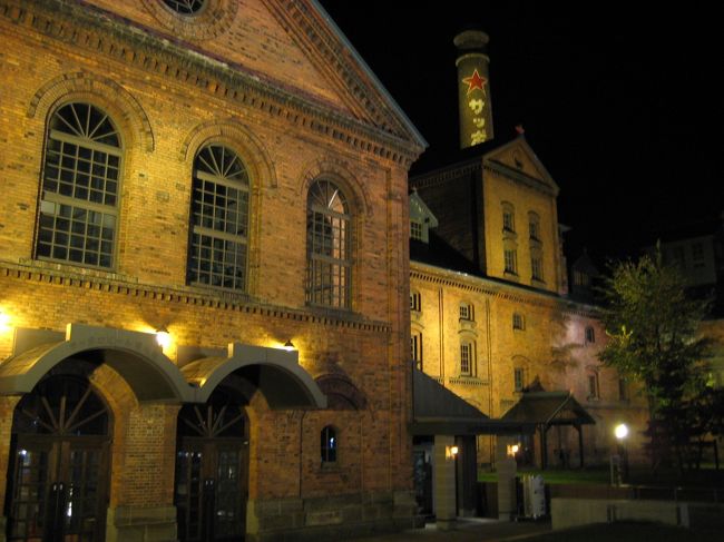 あっという間に札幌に到着。さすがに寒いのねー。北国って。飛行機を降りてすぐ、トイレで重ね着・・。<br /><br />まずはホテルにチェックインしてから、旅行代金に含まれていたサッポロビール園での「ジンギスカン食べ放題、サッポロビール飲み放題」を目指す。<br /><br />