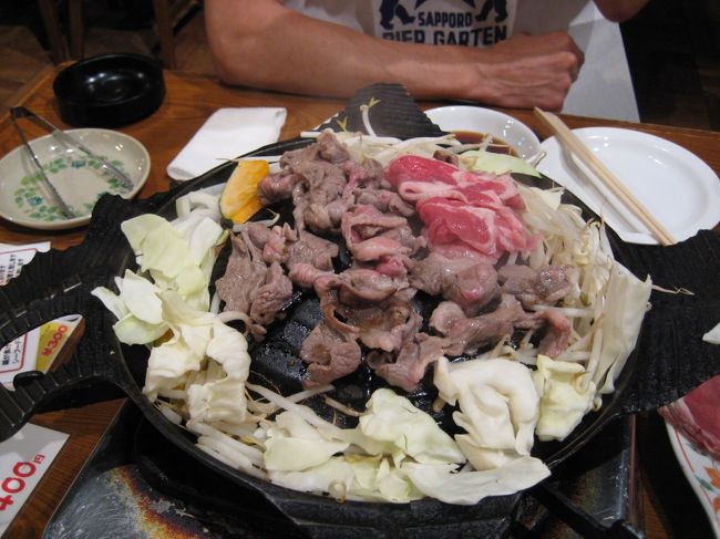 ジンギスカンって、どうしてこんもりした山形の鉄板なんだろか？？油を落とす為なら網でいいような？？<br />いまいち焼きにくいのよねぇ。<br /><br />といいつつ、何度もおかわりを注文する。<br />生ラムと、クラッシック？？とかいうのがあったけど、生ラムのがおいしかったのでそっちばっかり追加した。あまり良い評判も聞かないようだけど、そもそもジンギスカンをあまり食べたことがないので比べることも出来ず。制限時間いっぱい胃袋に収めた。