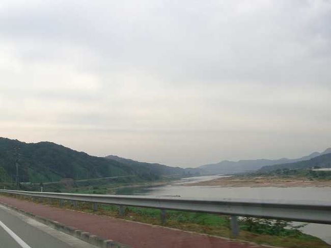 快適なドライブ<br /><br /><br />公州（コンジュ／Gongju）から扶余（プヨ／buyeo）までは車で約40分の距離。<br />景色のいい道をひたすら走ります。<br />道も快適なので何となく眠くなってきちゃいました＾＾；