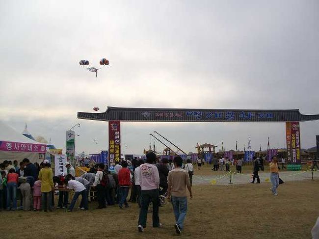 百済文化祭会場<br /><br /><br />扶余（プヨ／buyeo）の街を抜けて河原にある百済文化祭会場、クドレ広場に到着しました。<br />公州（コンジュ／Gongju）の百済文化祭よりも少し規模が大きいような気がします。