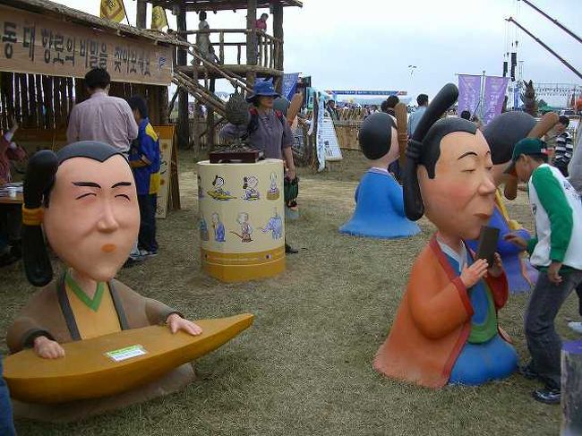 韓国らしい人形＾＾<br /><br /><br />表情といい、カラーといい、いかにも韓国らしい人形ですね〜＾＾<br />さらに会場を進んでみることにしました。