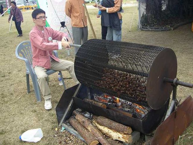 栗焼き機<br /><br /><br />これは栗焼機なんでしょうか？<br />大きなかごを手で回して、中いに入っている栗を焼いています。