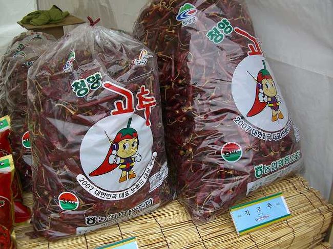 唐辛子<br /><br /><br />袋いっぱいの唐辛子です。<br />日本じゃこんなに使わないですよね。。。たぶん。